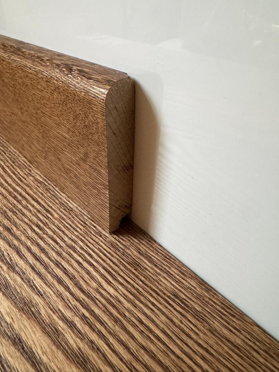 Плинтус массив Дуб коричневый лак 2200х90х17 мм